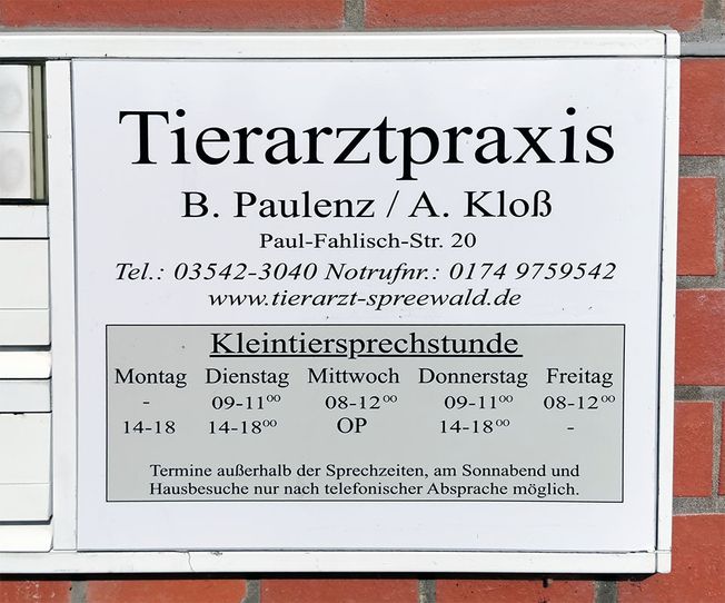Türschild der Tierarztpraxis Paulenz / Kloß in Lübbenau